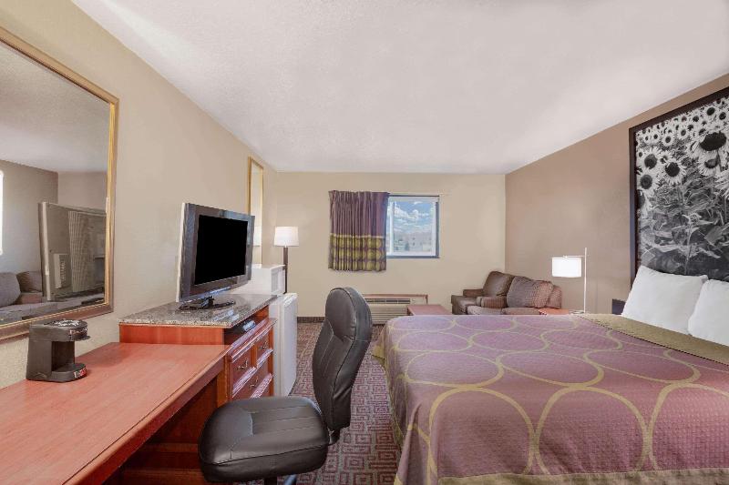 Super 8 by Wyndham Fort Madison image