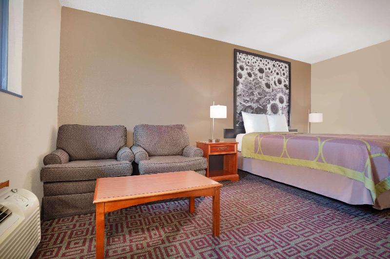 Super 8 by Wyndham Fort Madison image