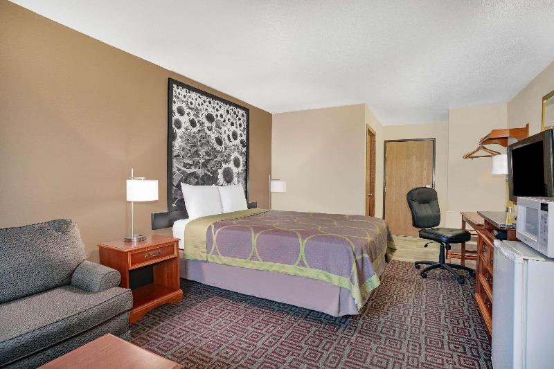 Super 8 by Wyndham Fort Madison image
