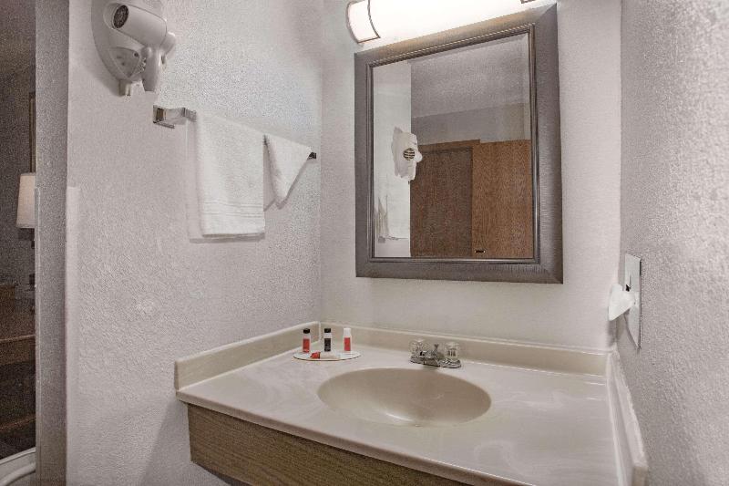 Super 8 by Wyndham Fort Madison image