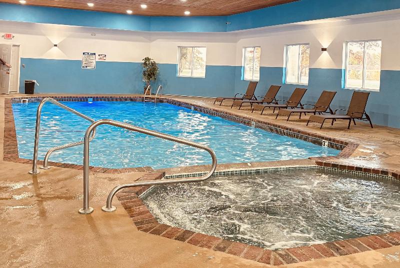 Super 8 by Wyndham Escanaba image
