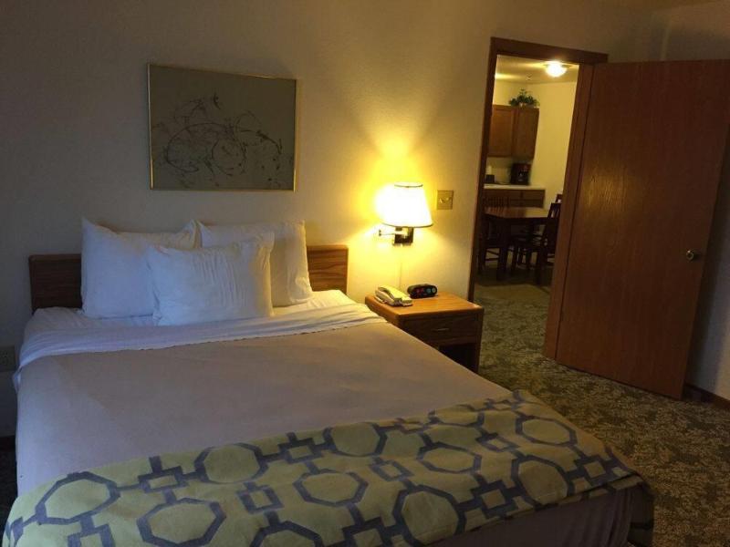 Super 8 by Wyndham Escanaba image