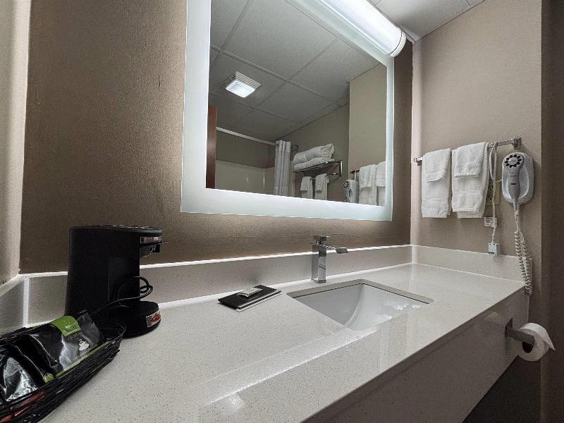Super 8 by Wyndham Grayville image