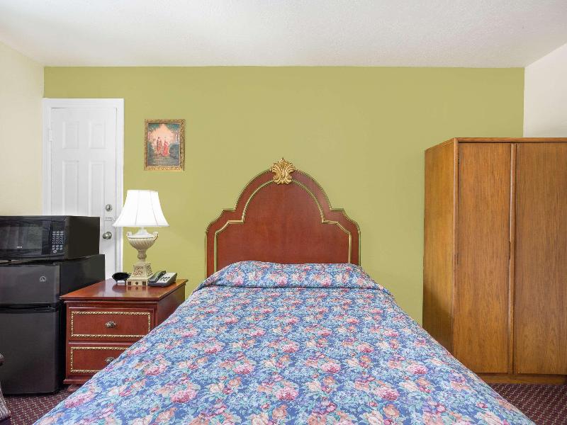 Knights Inn Emporia image