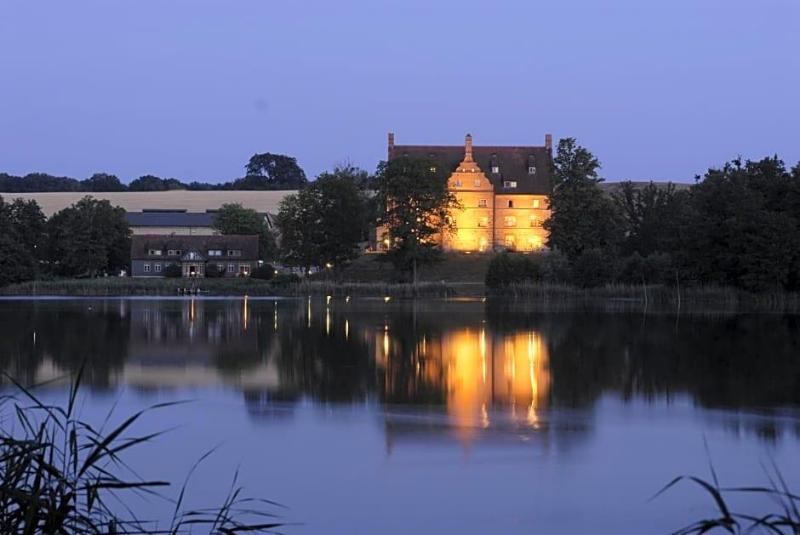 Schloss & Gutspark Ulrichshusen image