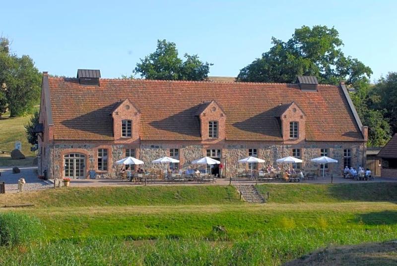 Schloss & Gutspark Ulrichshusen image