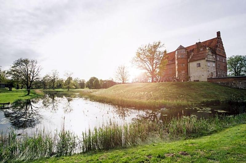 Schloss & Gutspark Ulrichshusen image