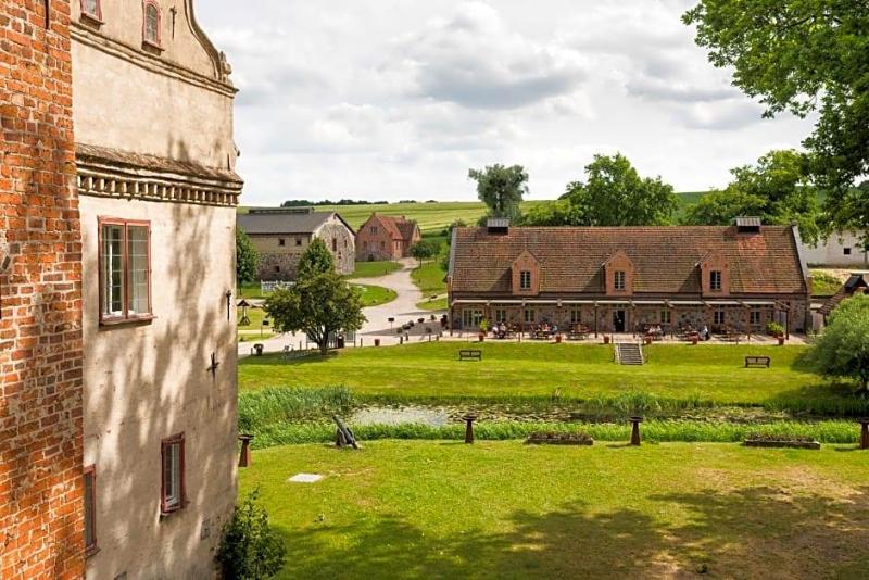 Schloss & Gutspark Ulrichshusen image