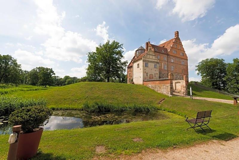 Schloss & Gutspark Ulrichshusen image