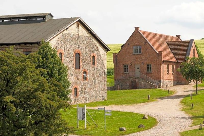 Schloss & Gutspark Ulrichshusen image