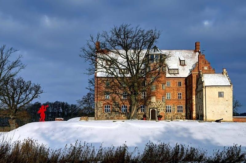 Schloss & Gutspark Ulrichshusen image