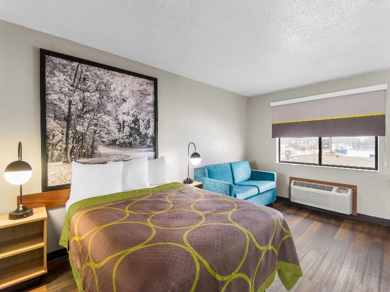 Super 8 by Wyndham Evansville East image