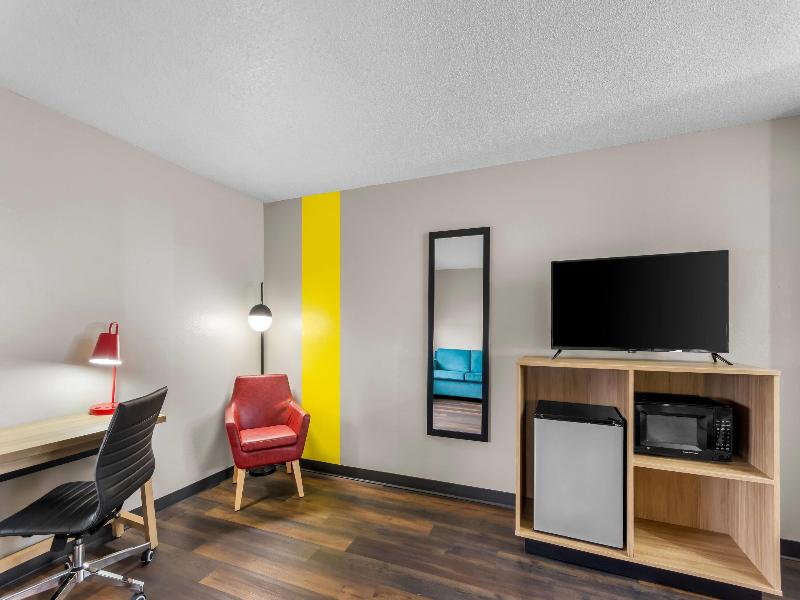 Super 8 by Wyndham Evansville East image