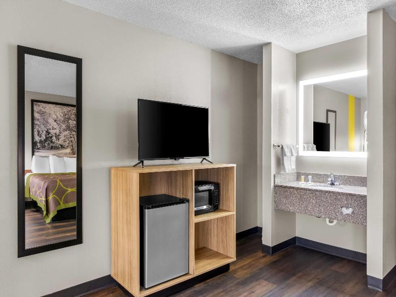 Super 8 by Wyndham Evansville East image