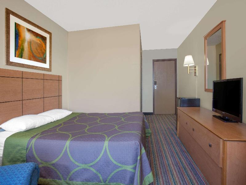 Super 8 by Wyndham Evansville East image