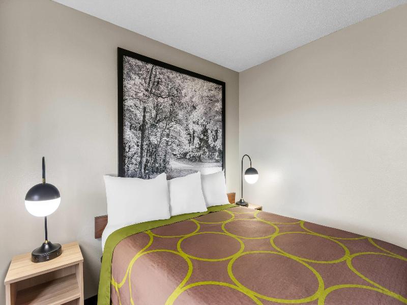 Super 8 by Wyndham Evansville East image