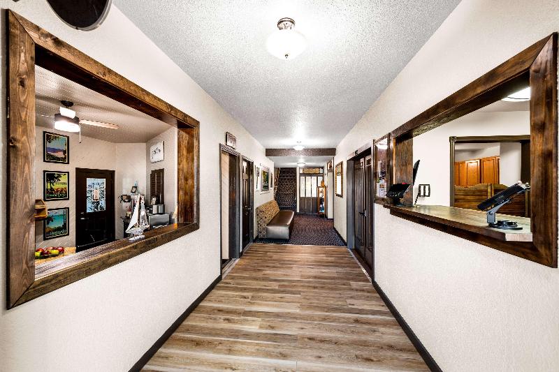 Americas Best Value Inn Marquette image