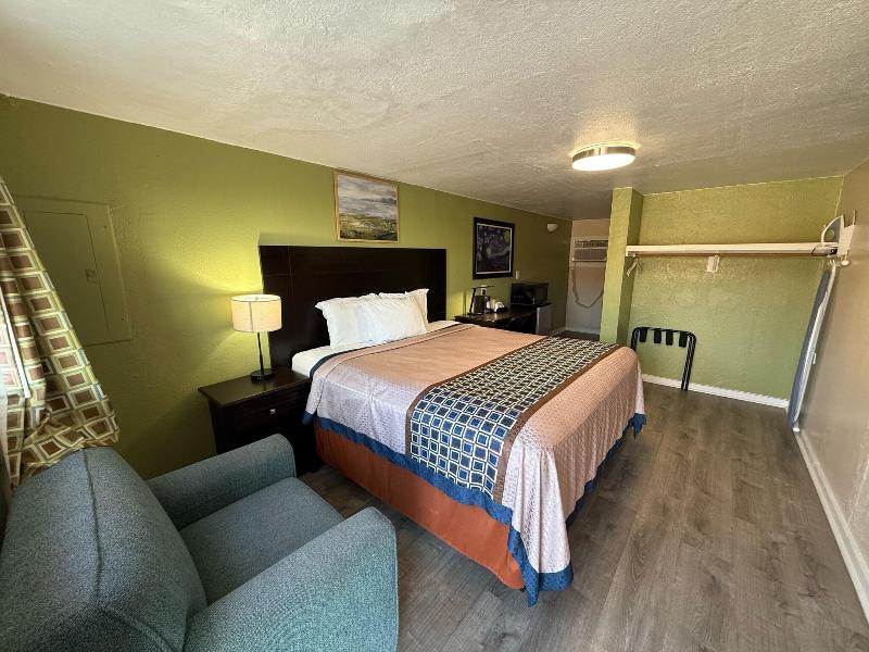 Knights Inn & Suites Eagle Pass image