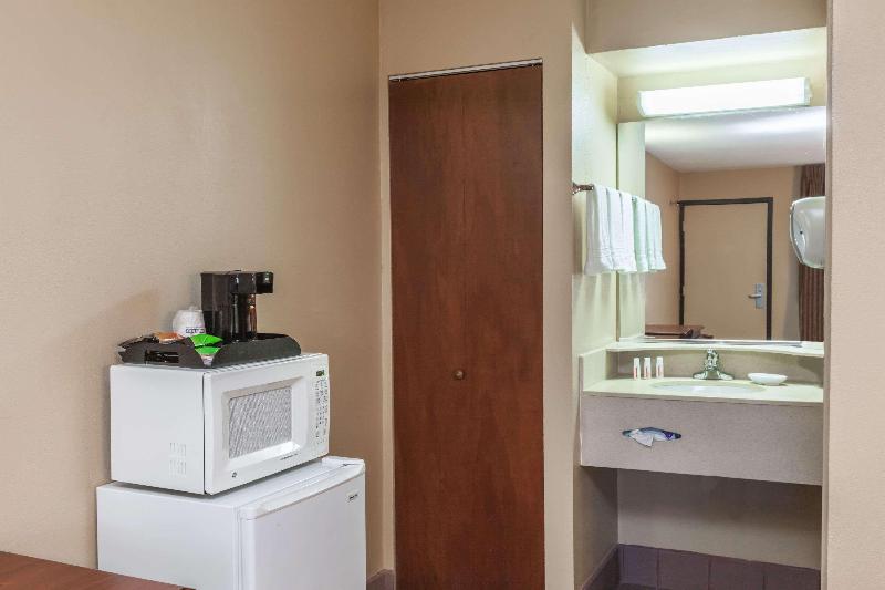 Days Inn by Wyndham Elkton Newark Area image