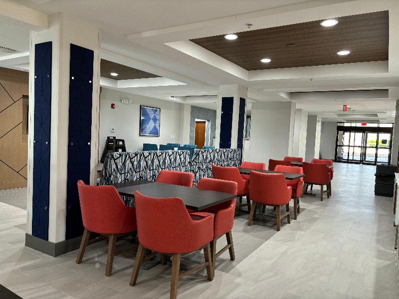Holiday Inn Express Saint Robert - Leonard Wood image