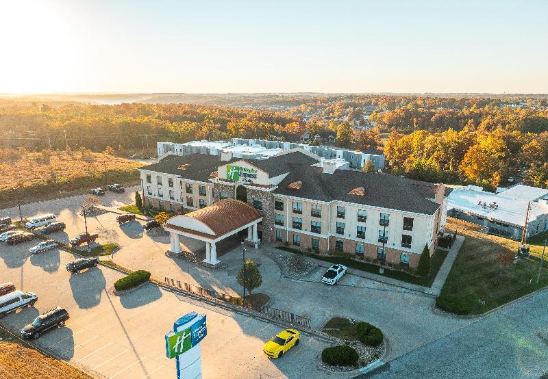 Holiday Inn Express Saint Robert - Leonard Wood image