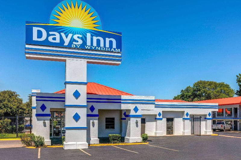 Days Inn by Wyndham South Fort Worth image