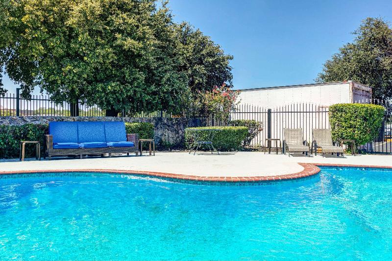 Days Inn by Wyndham South Fort Worth image