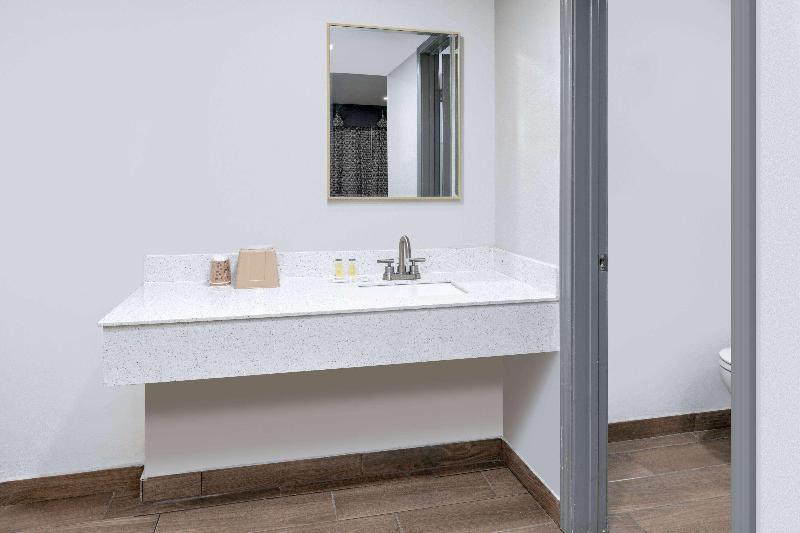 Days Inn by Wyndham South Fort Worth image