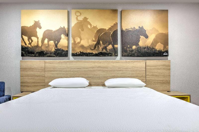 Days Inn by Wyndham South Fort Worth image