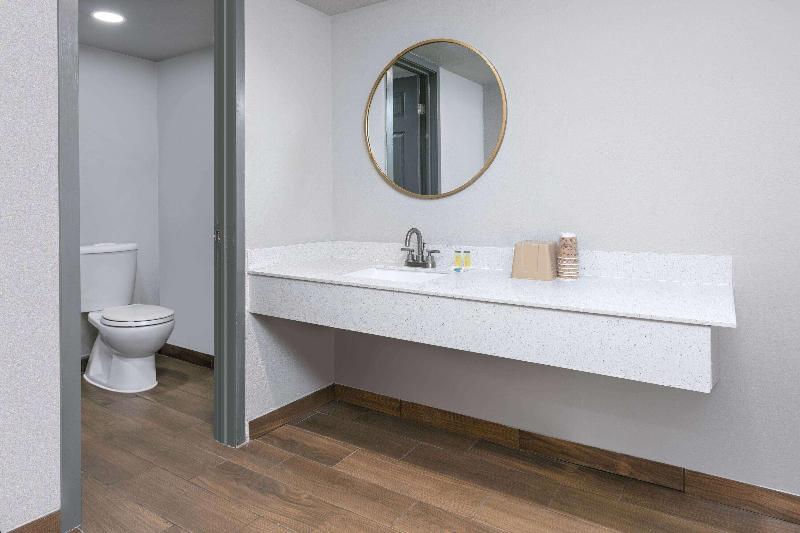 Days Inn by Wyndham South Fort Worth image