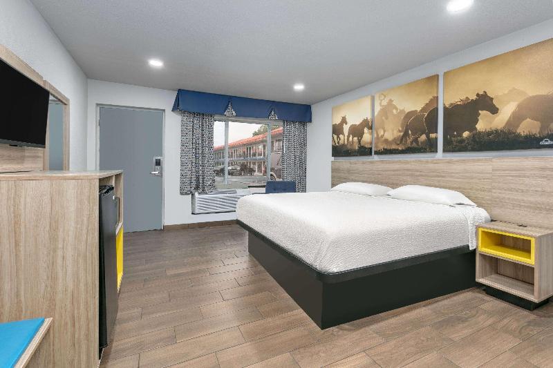 Days Inn by Wyndham South Fort Worth image