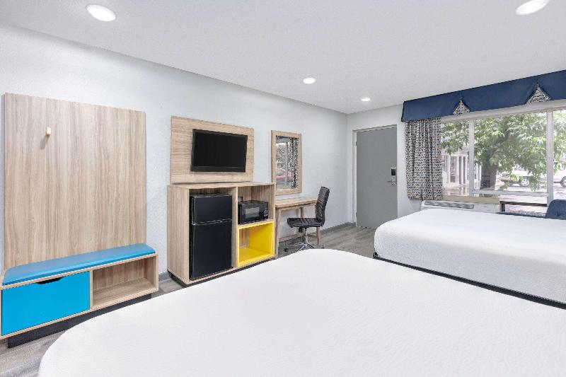 Days Inn by Wyndham South Fort Worth image