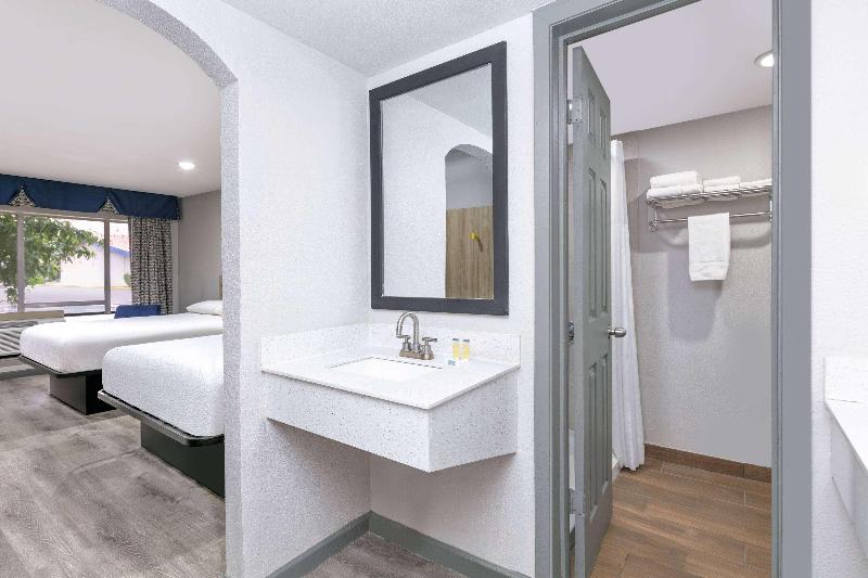 Days Inn by Wyndham South Fort Worth image