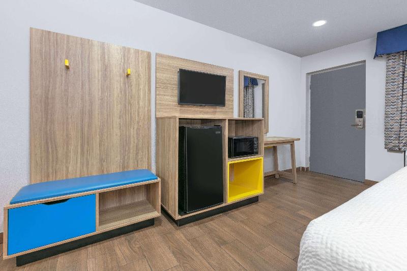 Days Inn by Wyndham South Fort Worth image