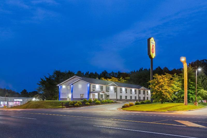 Super 8 by Wyndham Farmville image