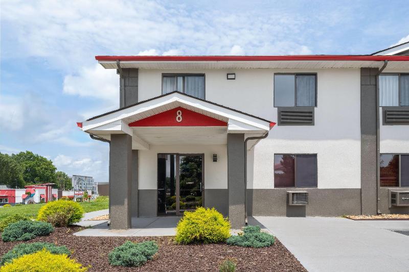 Super 8 by Wyndham Farmville image