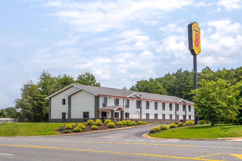 Super 8 by Wyndham Farmville image
