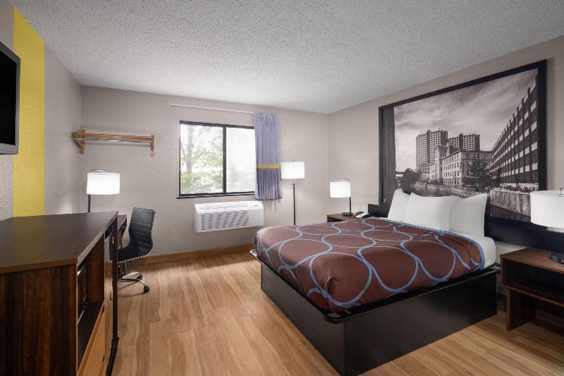 Super 8 by Wyndham Farmville image