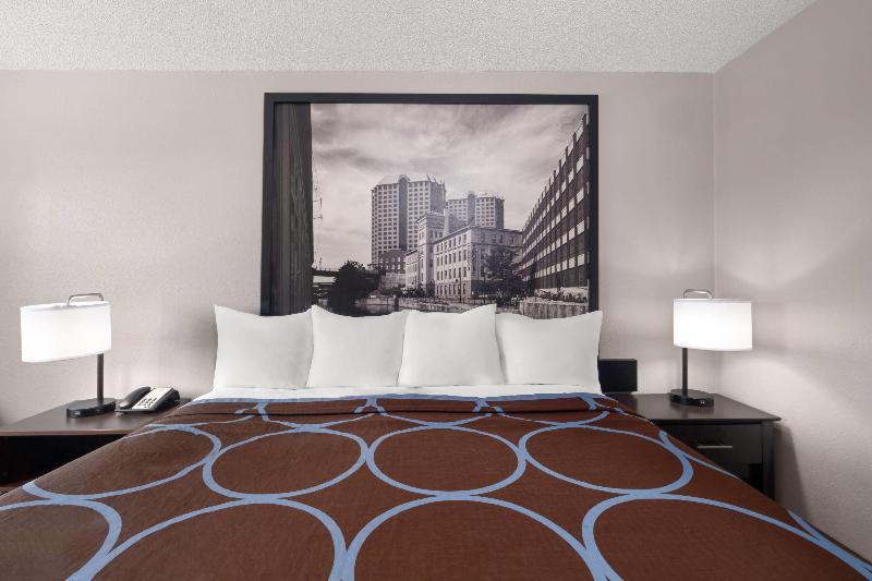 Super 8 by Wyndham Farmville image