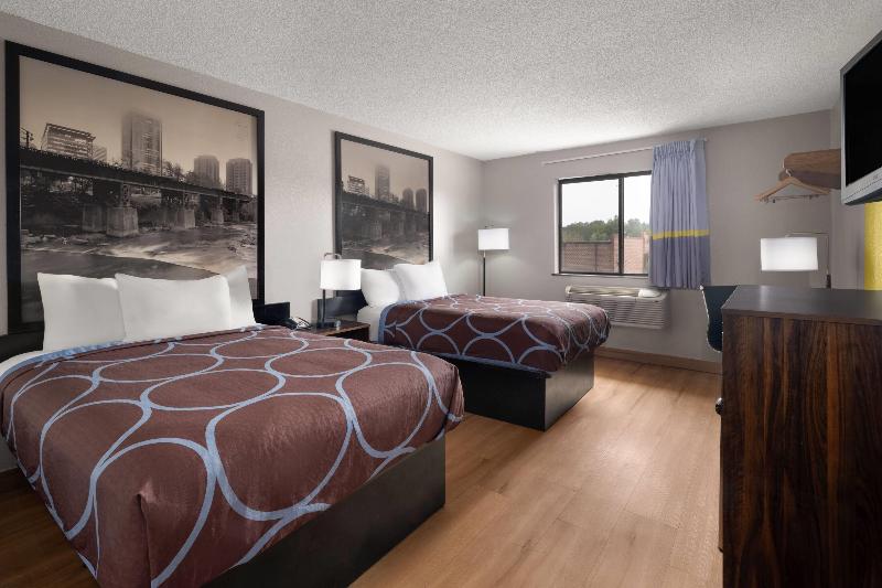 Super 8 by Wyndham Farmville image