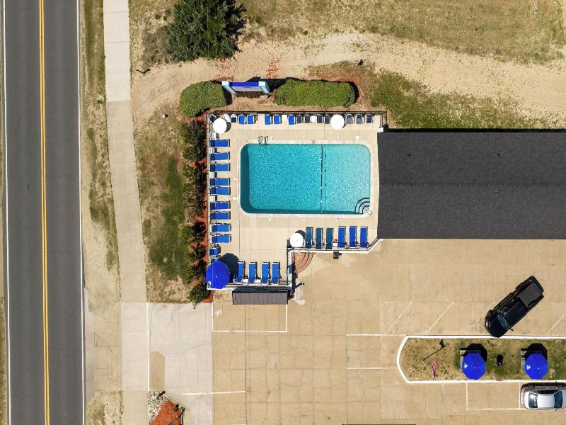 Dolphin Oceanfront Motel