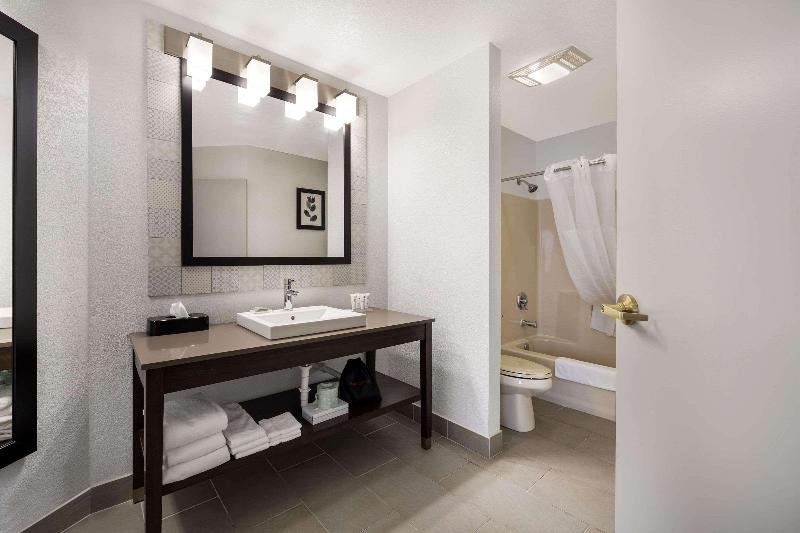 Country Inn & Suites Freeport image
