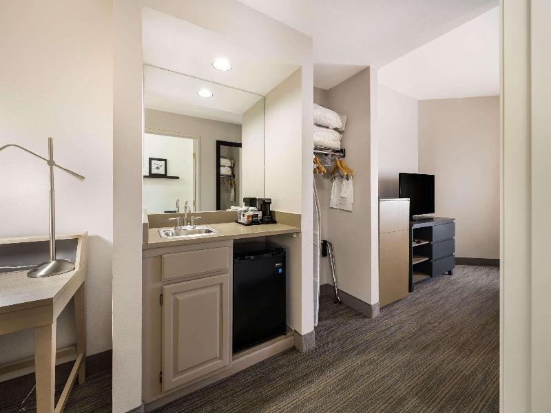 Country Inn & Suites Freeport image