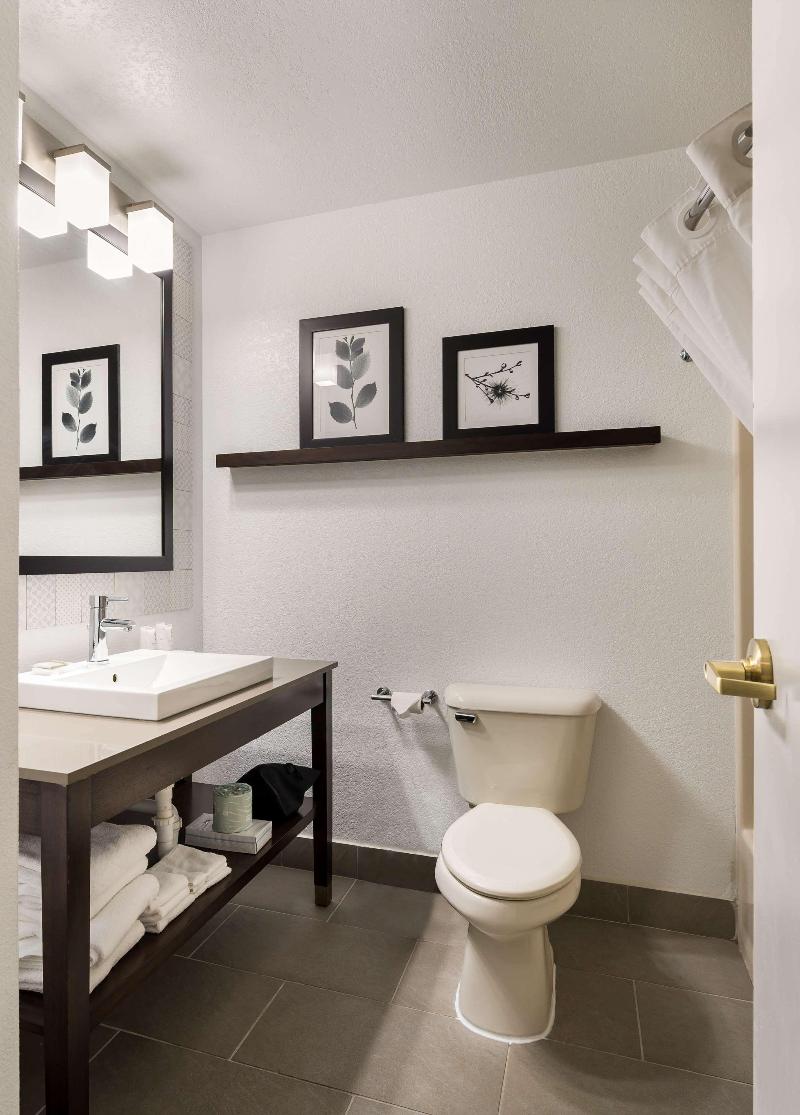 Country Inn & Suites Freeport image