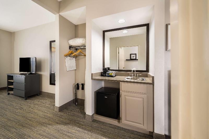 Country Inn & Suites Freeport image