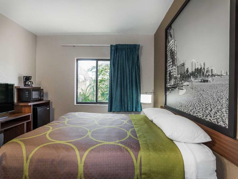 Super 8 by Wyndham Pompano Beach image