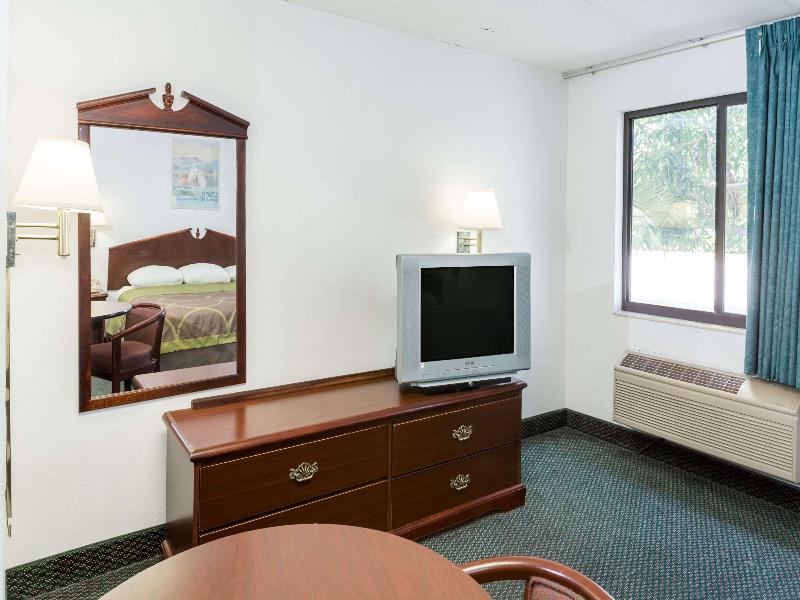 Super 8 by Wyndham Pompano Beach image