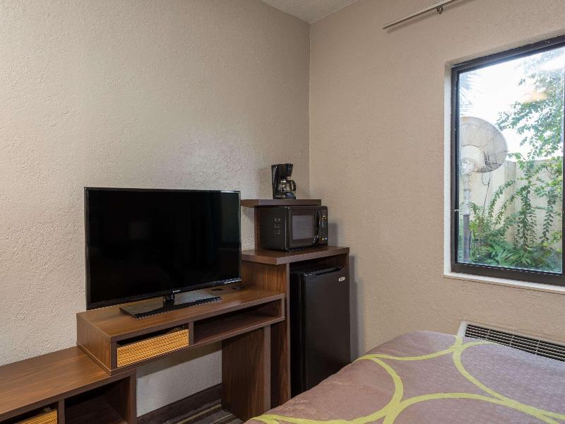 Super 8 by Wyndham Pompano Beach image