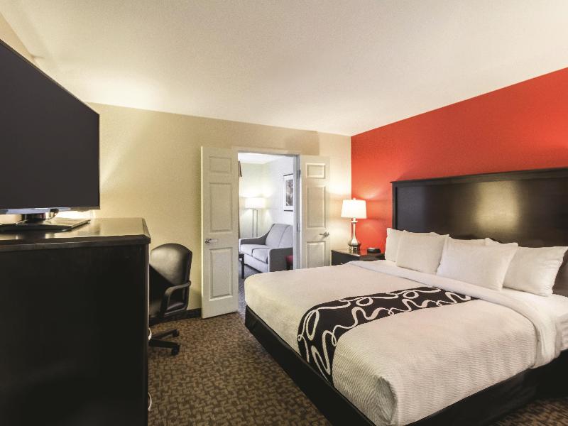 SUITE KING BED NON SMOKING
