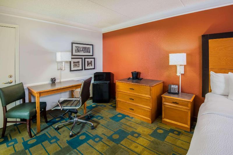 La Quinta Inn Colorado Springs Garden of the Gods image